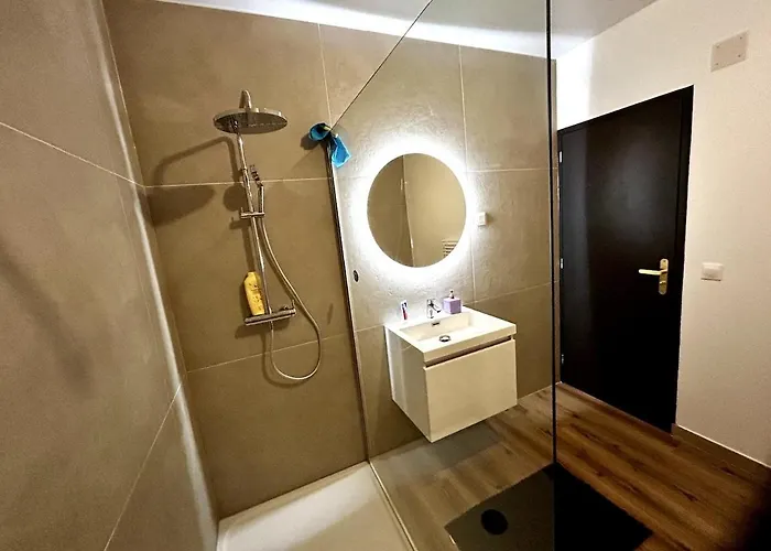 Modern App #2 Renovated Ground Floor 4pers *